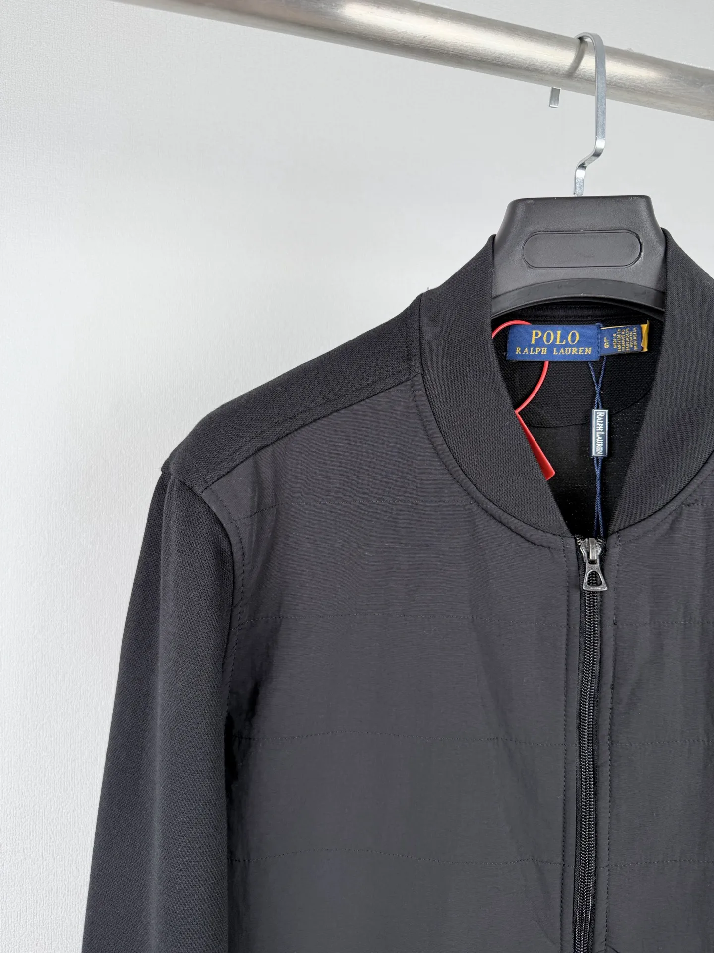 Ralph Lauren/Ralph Lauren cotton-padded jacket with baseball collar with logo. Customized cloud-like double-sided velvet. Excellent texture. Comfortable and close to the skin. The matte obsidian black on the front exudes an innate sense of luxury. The micro-velvet touch on the reverse hides the temperature. The layers of black appear on their own. The front groove is quilted with military-grade wiring to outline the three-dimensional skeleton. The delicate pony logo embellishes the chest. It is low-key and powerful. The hidden pocket on the left sleeve hides the edge. The collar and chain linkage layering design is effortlessly advanced. The golden ratio of lightness and warmth, warm but not heavy, heavy but not stiff. Process 1: Adopt imported machine embroidery technology. Use advanced computer control system and precision mechanical components to achieve the iconic pony embroidery operation with high precision and smooth and delicate lines. Process 2: Needle and shuttle splicing technology can make full use of the respective advantages of knitted fabrics and woven fabrics. By choosing the appropriate sewing process and stitches, the splicing parts can be ensured to be strong and beautiful. Process 3: Template machine bag opening. The preset template guides the position of opening the bag. The accuracy of shape and size ensures the quality of the bag opening effect. Accessories: Customized 1:1 Ralph Lauren snap button Customized 1:1 Ralph Lauren zipper Customized 1:1 Ralph Lauren trademark Version: Loose version Size: S M L XL